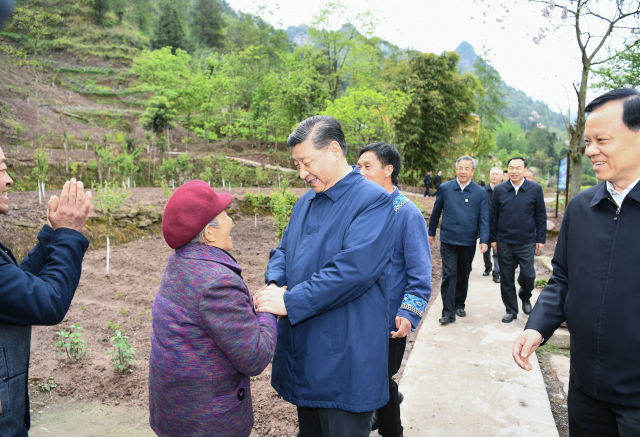 　　4月15日至17日，中共中央总书记、国家主席、中央军委主席习近平在重庆考察，并主持召开解决“两不愁三保障”突出问题座谈会。这是4月15日下午，习近平在石柱土家族自治县中益乡华溪村看望老党员、已脱贫户马培清一家。 新华社记者 谢环驰 摄