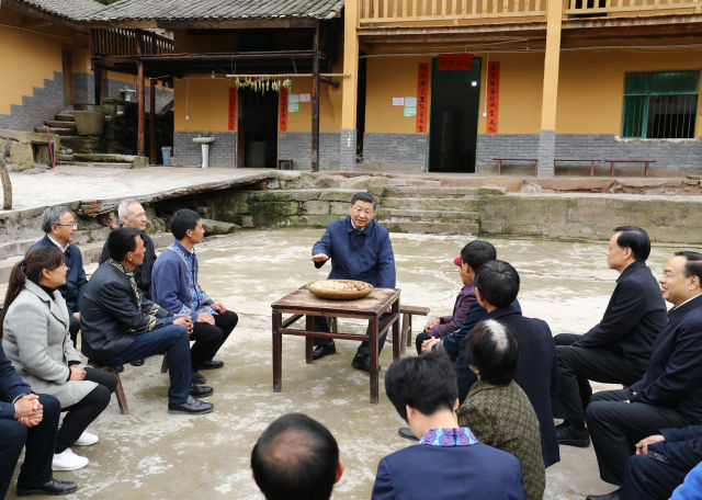 　　4月15日至17日，中共中央总书记、国家主席、中央军委主席习近平在重庆考察，并主持召开解决“两不愁三保障”突出问题座谈会。这是4月15日下午，习近平在石柱土家族自治县中益乡华溪村同村民代表、基层干部、扶贫干部、乡村医生等围坐在一起，共话脱贫攻坚。 新华社记者 鞠鹏 摄