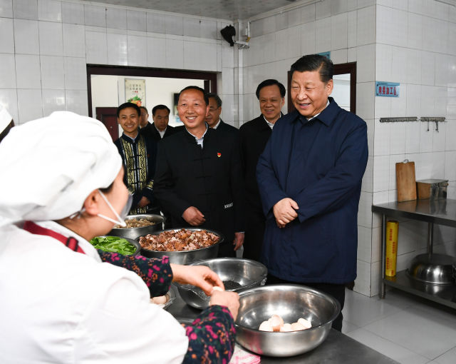 　　4月15日至17日，中共中央总书记、国家主席、中央军委主席习近平在重庆考察，并主持召开解决“两不愁三保障”突出问题座谈会。这是4月15日下午，习近平在石柱土家族自治县中益乡小学走进师生食堂，了解贫困学生餐费补贴和食品安全卫生情况。新华社记者 谢环驰 摄