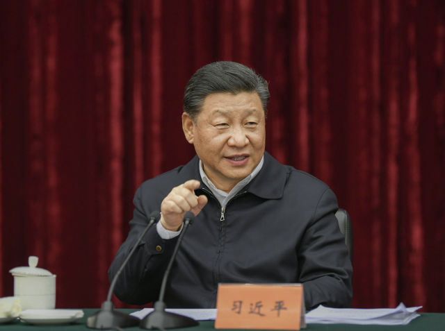 　　4月15日至17日，中共中央总书记、国家主席、中央军委主席习近平在重庆考察，并主持召开解决“两不愁三保障”突出问题座谈会。这是4月16日下午，习近平主持召开解决“两不愁三保障”突出问题座谈会并发表重要讲话。 新华社记者 谢环驰 摄