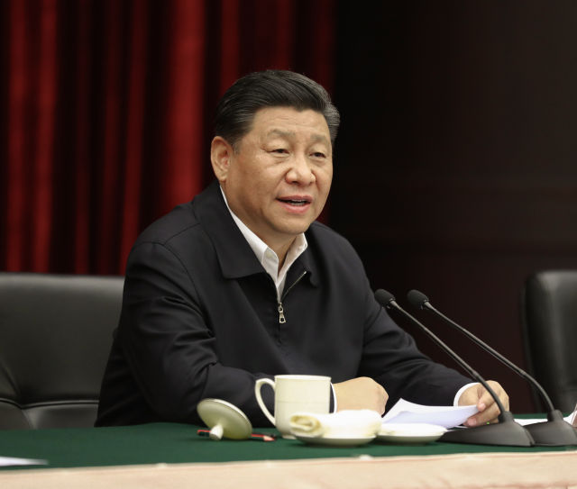 　　4月15日至17日，中共中央总书记、国家主席、中央军委主席习近平在重庆考察，并主持召开解决“两不愁三保障”突出问题座谈会。这是4月16日下午，习近平主持召开解决“两不愁三保障”突出问题座谈会并发表重要讲话。 新华社记者 鞠鹏 摄