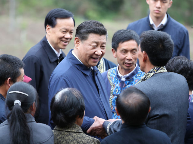 　　4月15日至17日，中共中央总书记、国家主席、中央军委主席习近平在重庆考察，并主持召开解决“两不愁三保障”突出问题座谈会。这是4月15日下午，习近平在石柱土家族自治县中益乡华溪村同村民亲切交流。新华社记者 丁海涛 摄