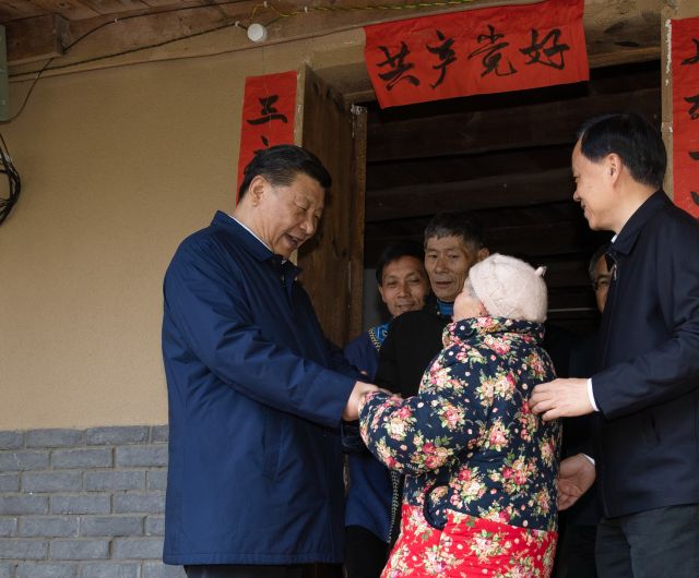 　　4月15日至17日，中共中央总书记、国家主席、中央军委主席习近平在重庆考察，并主持召开解决“两不愁三保障”突出问题座谈会。这是4月15日下午，习近平在石柱土家族自治县中益乡华溪村看望贫困户谭登周一家。 新华社记者 刘彬 摄