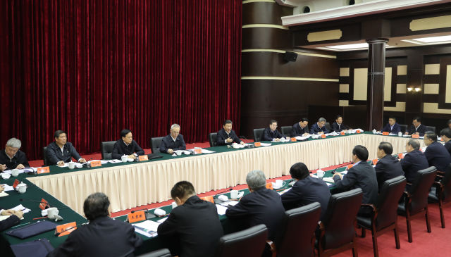 　　4月15日至17日，中共中央总书记、国家主席、中央军委主席习近平在重庆考察，并主持召开解决“两不愁三保障”突出问题座谈会。这是4月16日下午，习近平主持召开解决“两不愁三保障”突出问题座谈会并发表重要讲话。 新华社记者 鞠鹏 摄