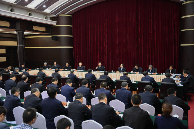 　　4月15日至17日，中共中央总书记、国家主席、中央军委主席习近平在重庆考察，并主持召开解决“两不愁三保障”突出问题座谈会。这是4月16日下午，习近平主持召开解决“两不愁三保障”突出问题座谈会并发表重要讲话。 新华社记者 谢环驰 摄